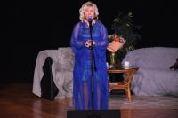 Aktorka podczas występu na scenie MOK.