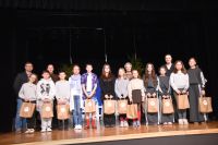 Młodzi aktorzy ze Szkoły Podstawowej w Lutkówce z paniami nauczycielkami, członkami Jury, po występie.