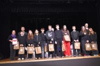 Młodzi aktorzy ze Szkoły Podstawowej w Piekarach z członkami Jury i panią reżyser, po występie.