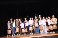 Młodzi aktorzy ze Szkoły Podstawowej w Mszczonowie, z paniami nauczycielkami i członkami Jury, po występie.