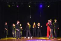 Występ młodych aktorów na scenie Mszczonowskiego Ośrodka Kultury.