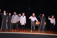 Występ młodych aktorów na scenie Mszczonowskiego Ośrodka Kultury.