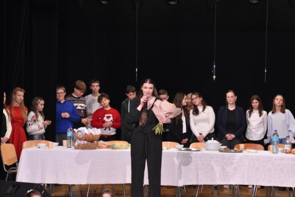 Na zdjęciu młodzi aktorzy po zakończonym spektaklu na scenie MOK.